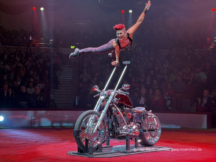 Melanie Chy zeigt Handystand-Equibrikistik auf einem schweren Motorrad im Circus Krone Winterprogramm (&copy;Foto: Martin Schmitz) 